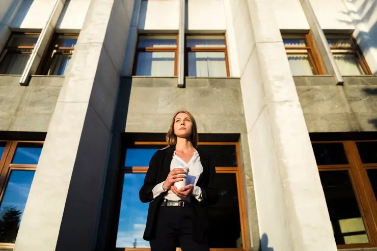 Mulher de negócios em frente a um prédio moderno